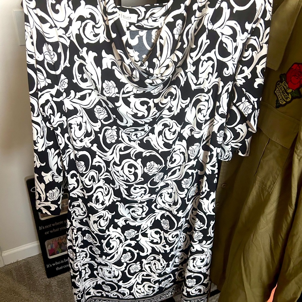 Beautiful White House Black Market dress in size XL